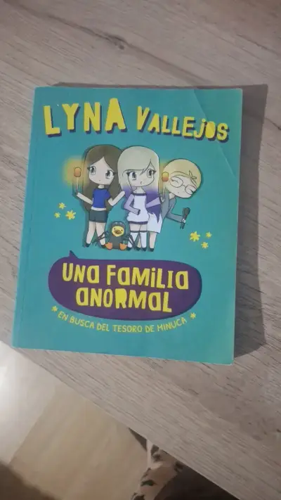 Libro 'Una Familia Anormal' de Lyna Vallejos - miniatura 1