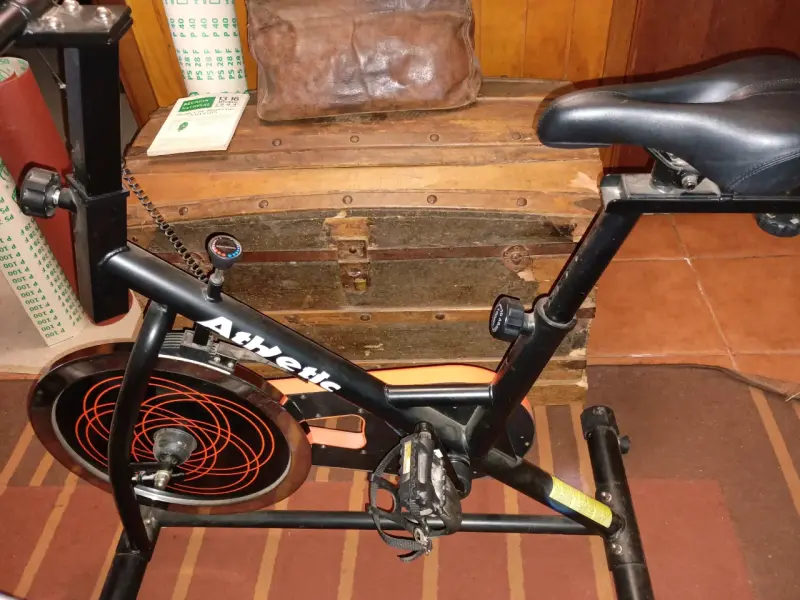 Bicicleta estática Athletic negra con monitor - 1