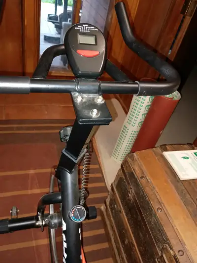 Bicicleta estática Athletic negra con monitor - miniatura 2