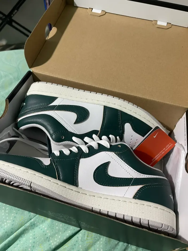 Zapatillas deportivas Nike verdes y blancas