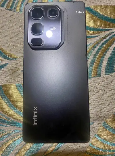 Smartphone Infinix con triple cámara trasera - miniatura 1