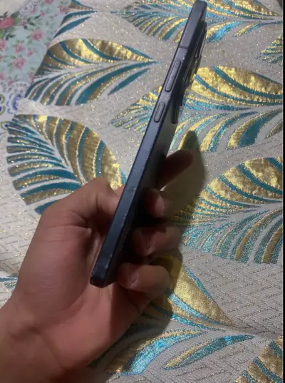Smartphone Infinix con triple cámara trasera - miniatura 3
