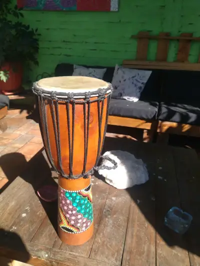 Tambor djembe africano artesanal decorado - miniatura 1