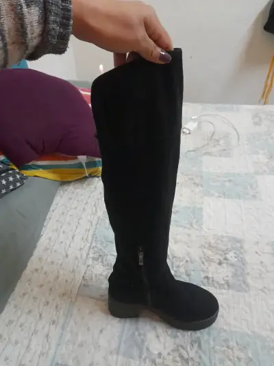 Botas negras de gamuza con cierre lateral - miniatura 1