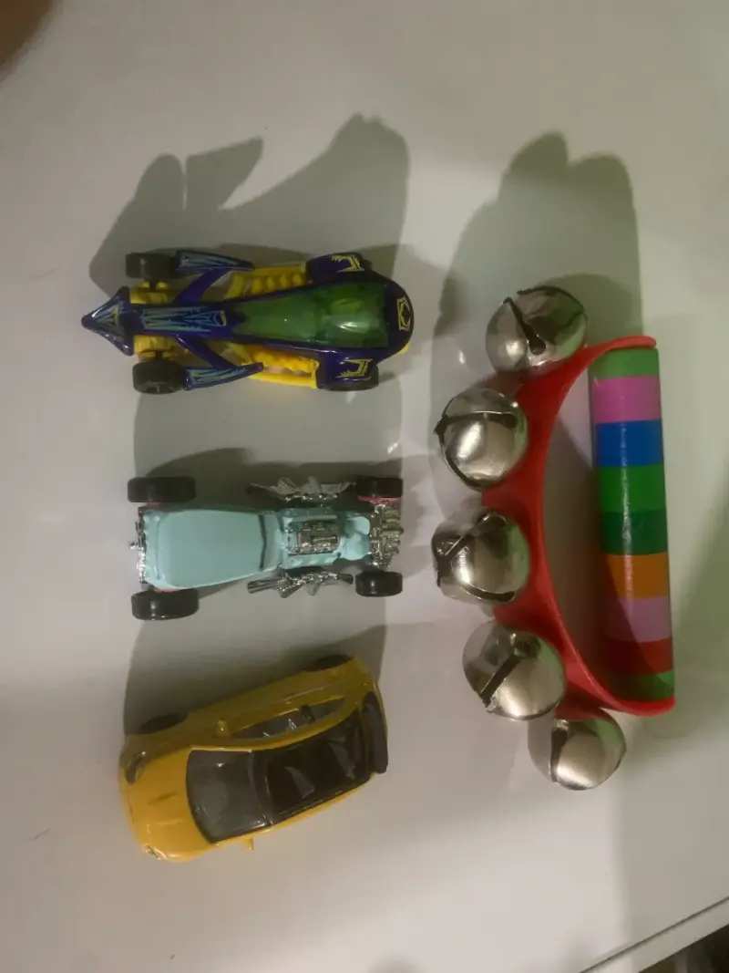 Set de autos de juguete y sonajero colorido - 1