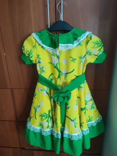 Vestido infantil amarillo con detalles verdes y encaje - miniatura 1