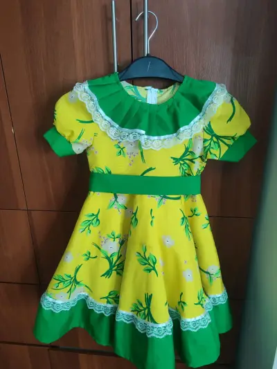 Vestido infantil amarillo con detalles verdes y encaje - miniatura 2