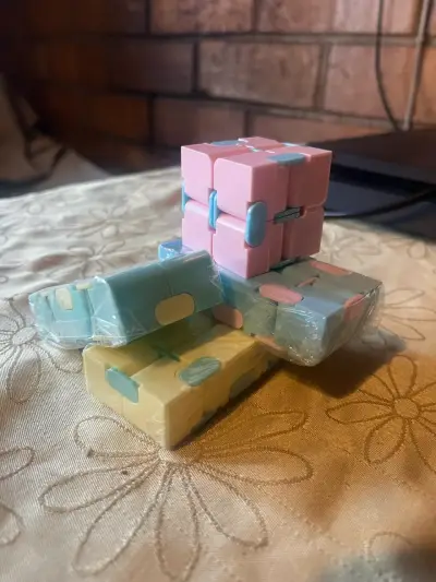 Cubos de rompecabezas infinitos de colores pastel - miniatura 1