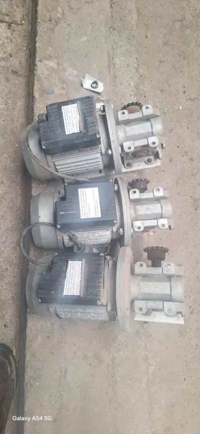 Motores eléctricos trifásicos usados en buen estado - miniatura 1