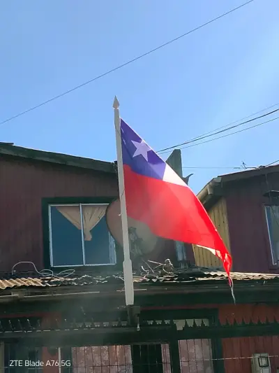 Bandera de Chile con asta para exterior - miniatura 1
