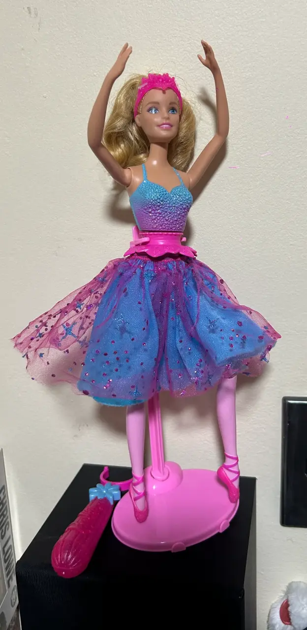 Muñeca bailarina baila y voltea 2015