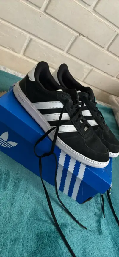 Zapatillas Adidas negras y blancas en buen estado - miniatura 1