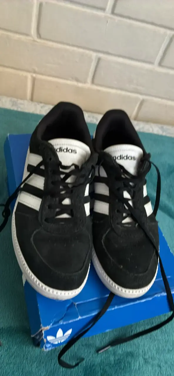 Zapatillas Adidas negras y blancas en buen estado - 2