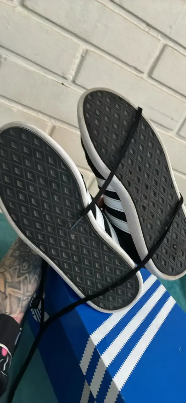 Zapatillas Adidas negras y blancas en buen estado - 3
