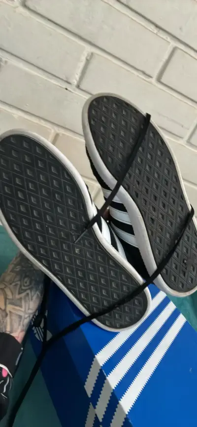 Zapatillas Adidas negras y blancas en buen estado - miniatura 3