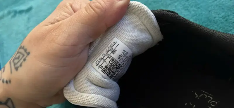 Zapatillas Adidas negras y blancas en buen estado - 4