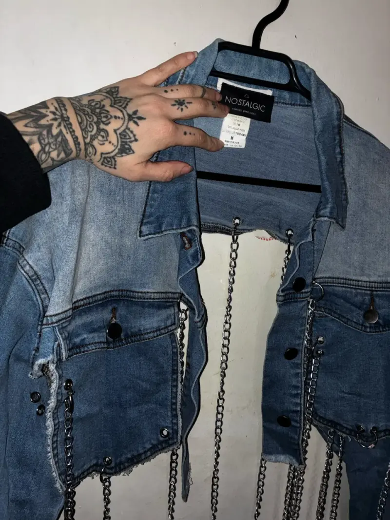 Chaqueta de mezclilla con cadenas para mujer - 4