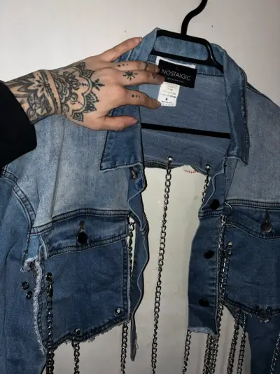 Chaqueta de mezclilla con cadenas para mujer - miniatura 4