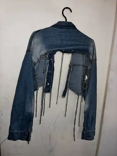 Chaqueta de mezclilla con cadenas para mujer - miniatura 6