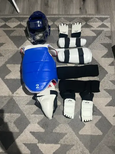 Equipo de protección para taekwondo con casco y peto - miniatura 1