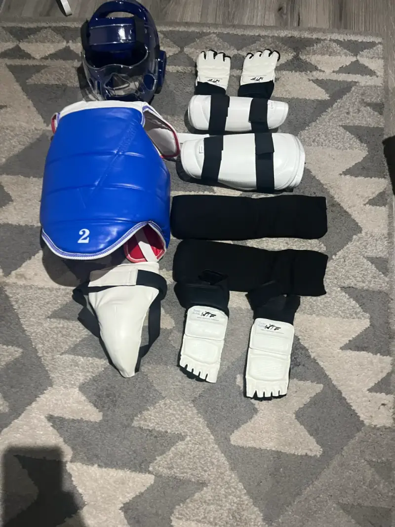 Equipo de protección para taekwondo con casco y peto - 2