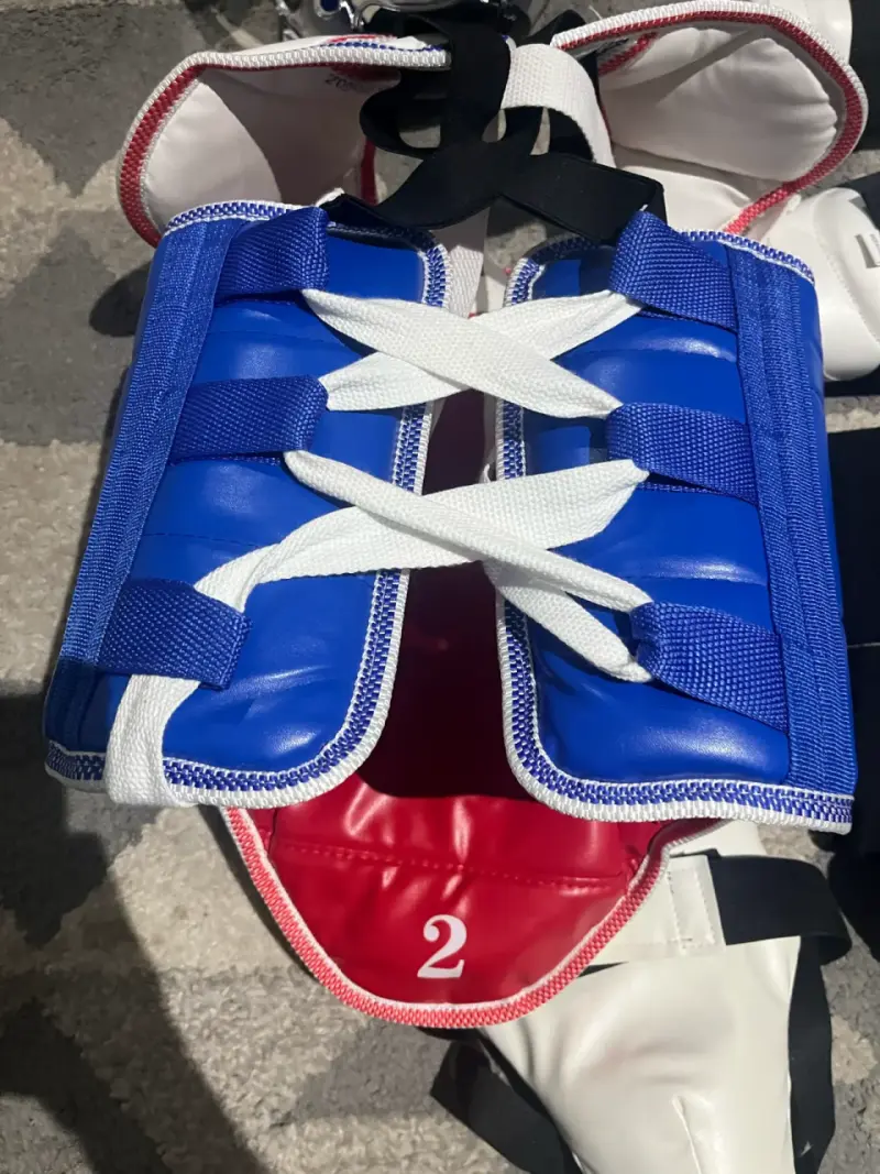 Equipo de protección para taekwondo con casco y peto - 3