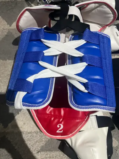 Equipo de protección para taekwondo con casco y peto - miniatura 3