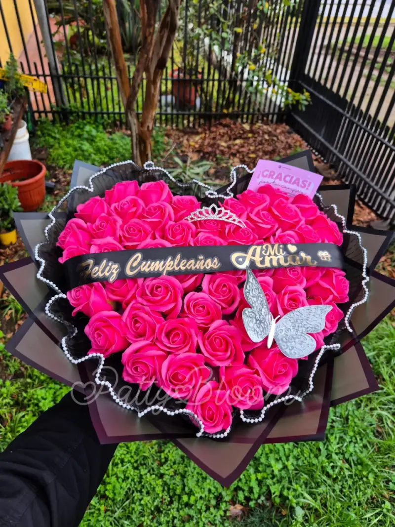 Arreglo de 50 rosas en forma de corazón - 1
