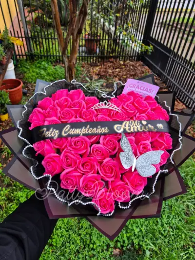 Arreglo de 50 rosas en forma de corazón - miniatura 1