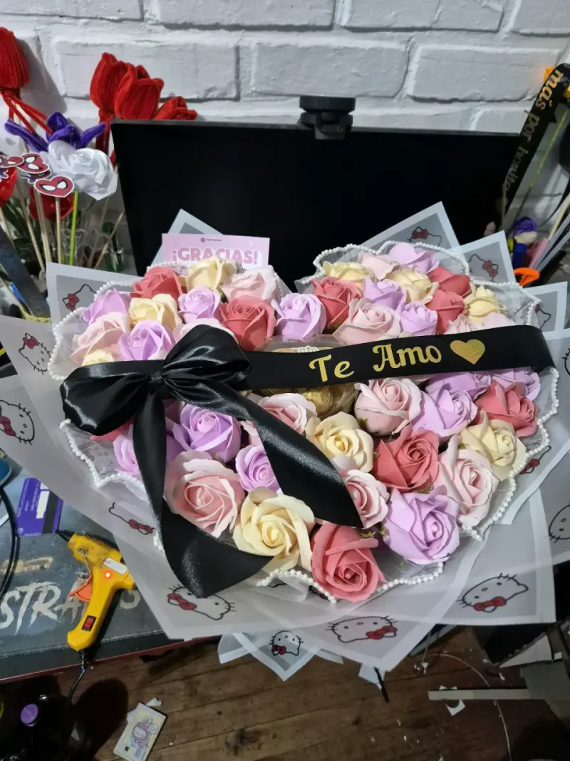 Arreglo de 50 rosas en forma de corazón - 2