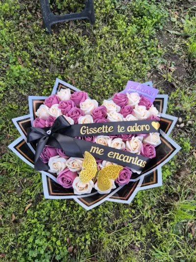 Arreglo de 50 rosas en forma de corazón - miniatura 3