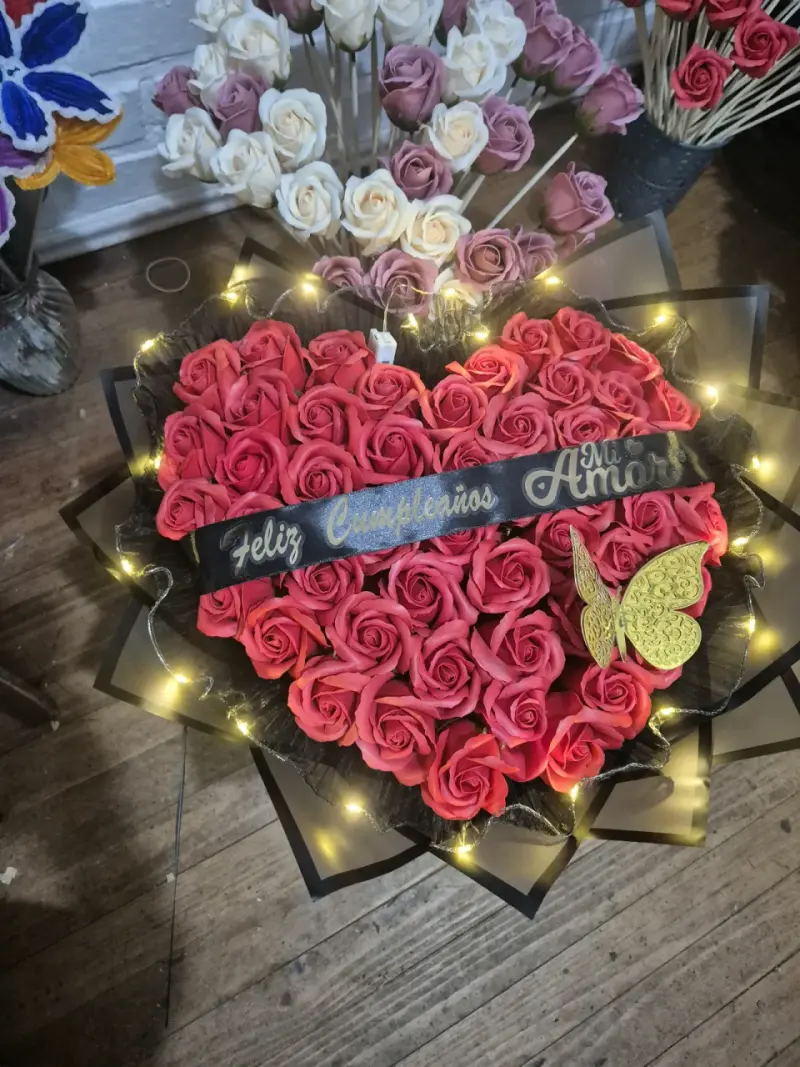 Arreglo de 50 rosas en forma de corazón - 4