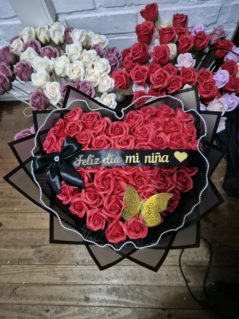 Arreglo de 50 rosas en forma de corazón - 5