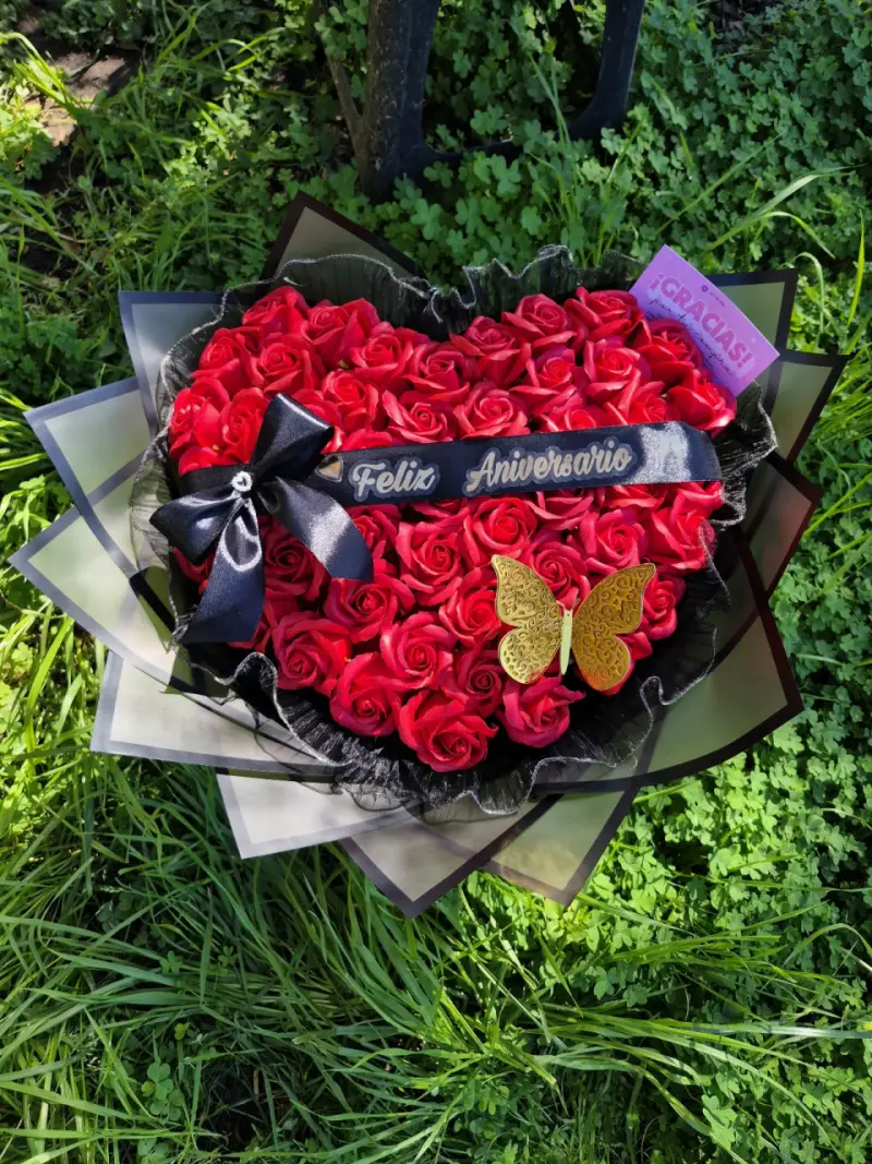 Arreglo de 50 rosas en forma de corazón - 6