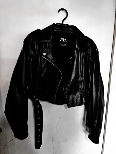 Chaqueta de cuero negra Zara estilo biker - miniatura 1