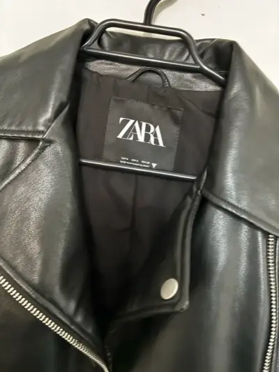 Chaqueta de cuero negra Zara estilo biker - miniatura 2
