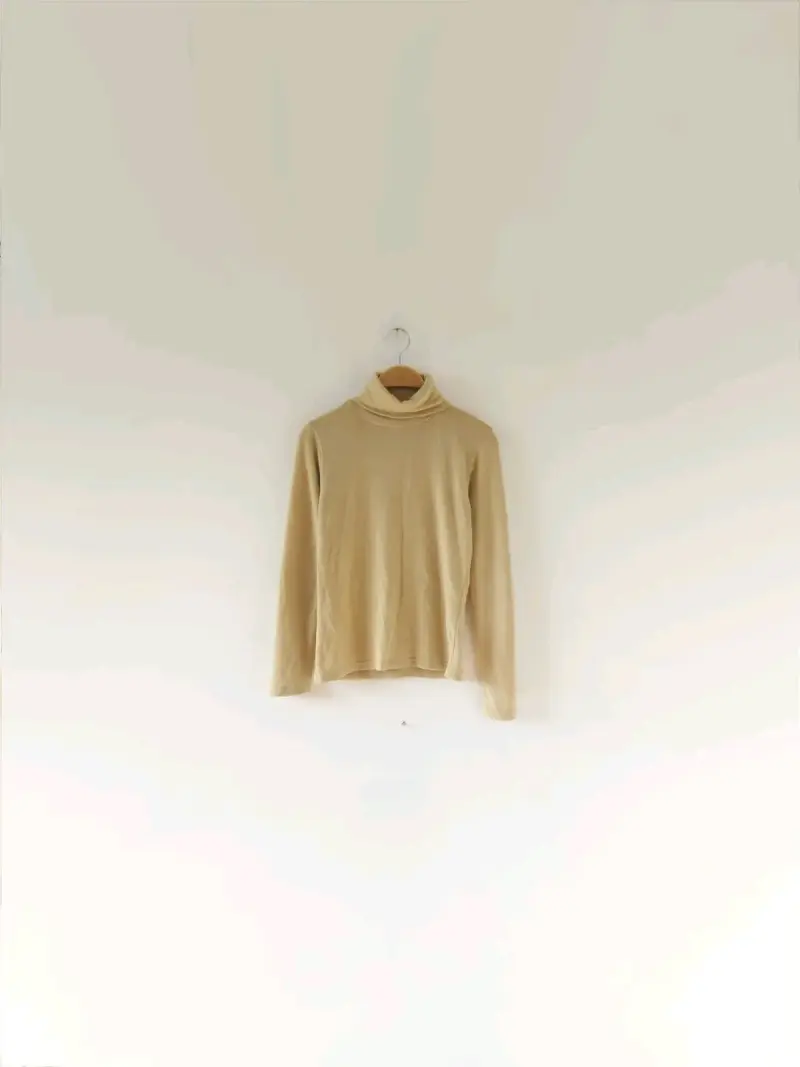 Polera cuello alto beige para mujer - 2