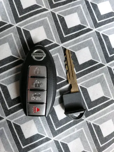 Llave inteligente Nissan con control remoto - miniatura 1