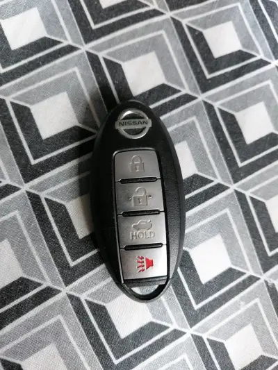 Llave inteligente Nissan con control remoto - miniatura 2