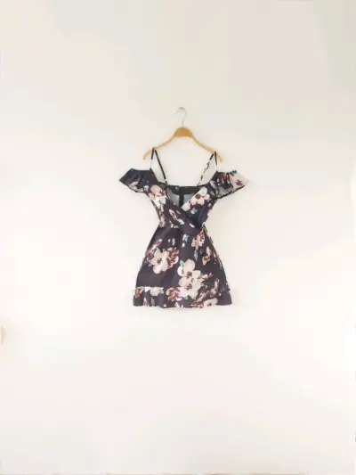 Vestido corto floral con volantes - miniatura 2