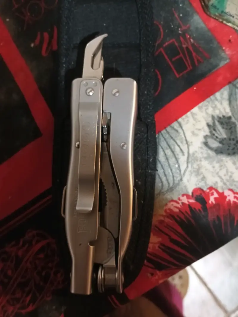 Herramienta multiusos Leatherman con funda - 1