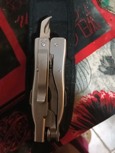 Herramienta multiusos Leatherman con funda - miniatura 1