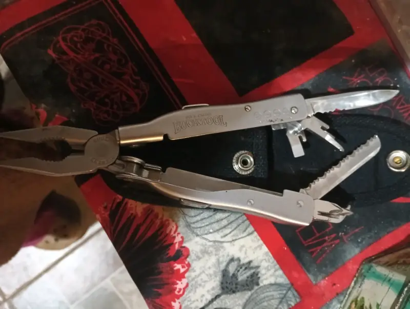 Herramienta multiusos Leatherman con funda - 2