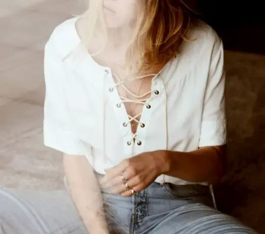 Blusa blanca con cordones - 1