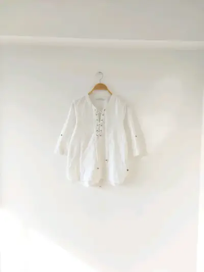 Blusa blanca con cordones - miniatura 2