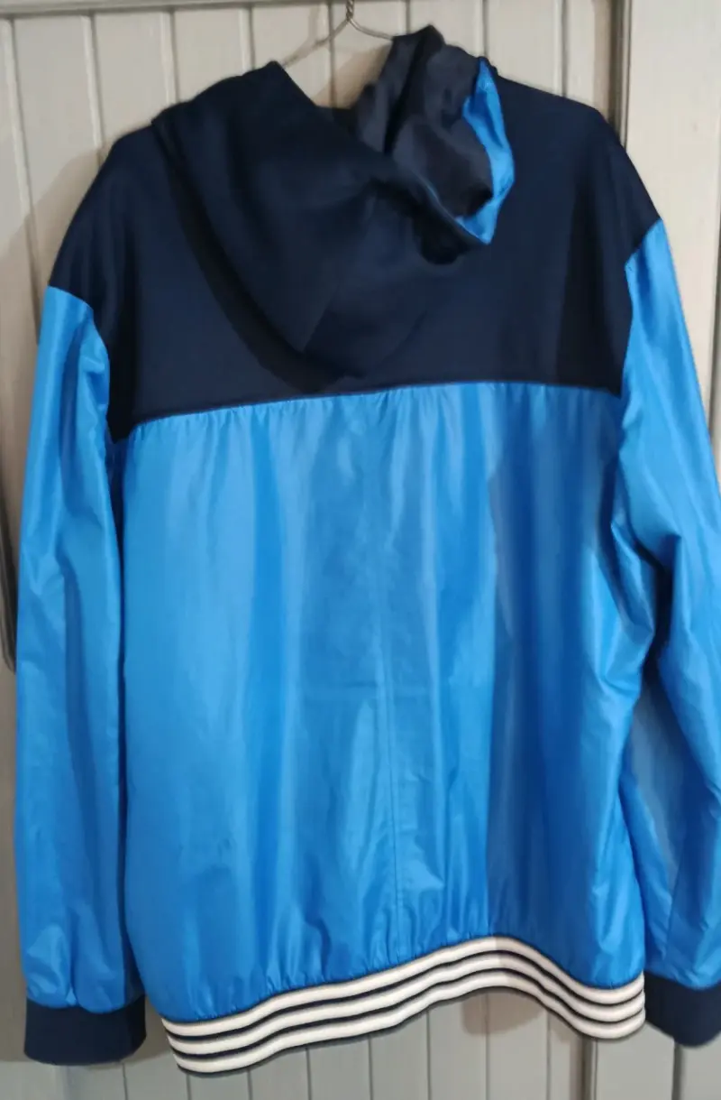 Chaqueta cortaviento azul Adidas con capucha - 2