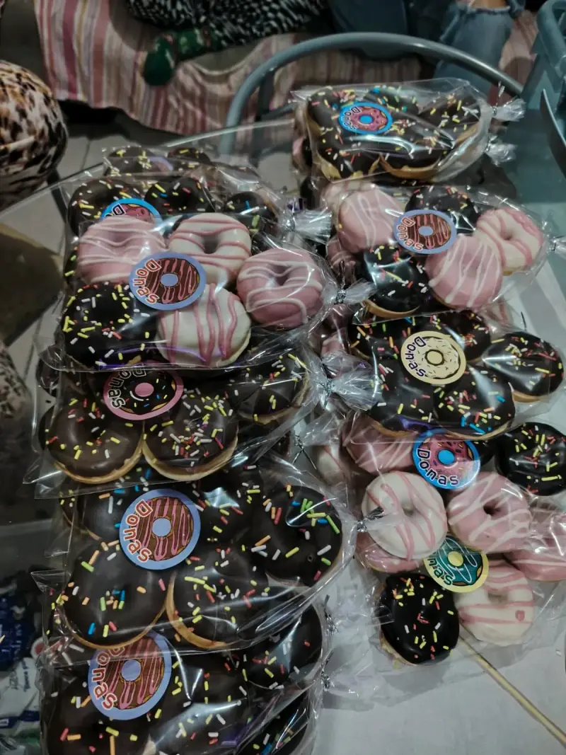 Donas surtidas con glaseado y chispas