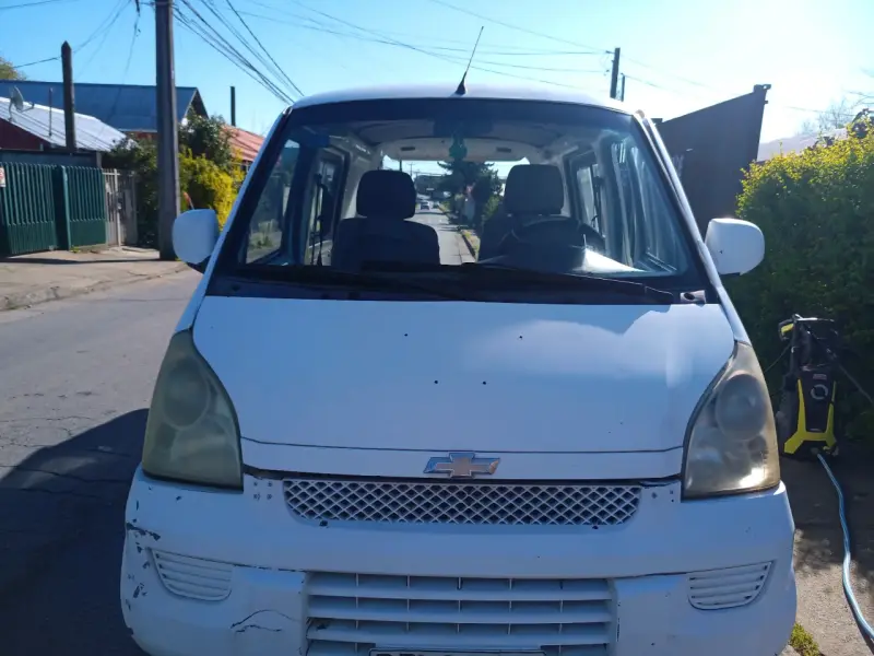 Furgoneta Chevrolet blanca en buen estado - 3