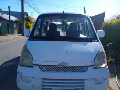 Furgoneta Chevrolet blanca en buen estado - miniatura 3