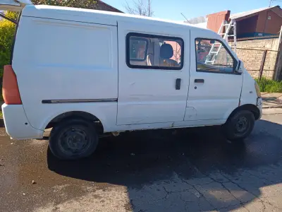 Furgoneta Chevrolet blanca en buen estado - miniatura 5
